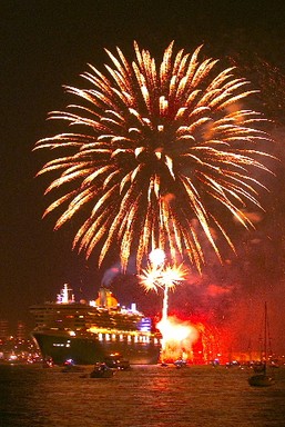 Angela Luo; Beautiful firework farewell Queen Mary II in Auckland waterfront Thousands Aucklander farewell Queen Mary II on her first visit NZ;