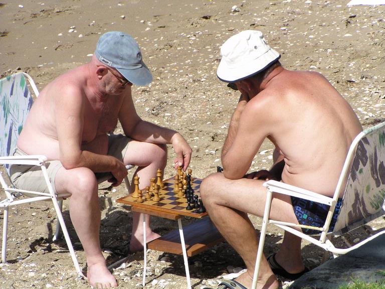Des Wishart;Chess at the Beach; Kohi Beach 15 Jan 2003