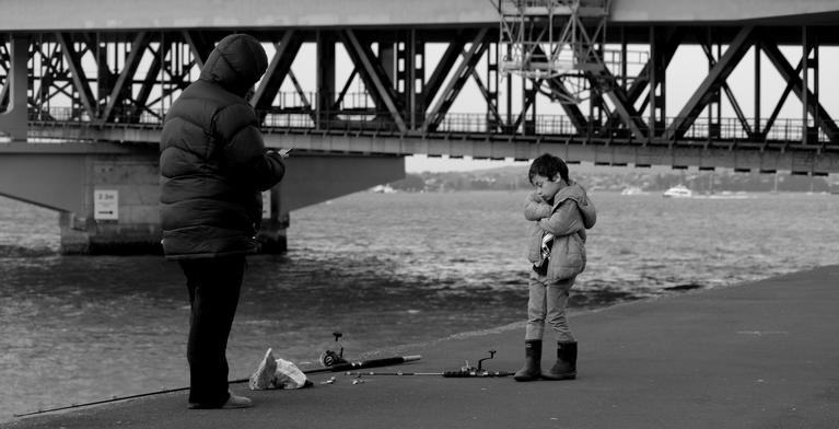 naleen verma;Fishing in winter;Mother and son trying their luck under the auckland habour bridge