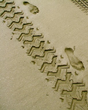 Juliet Hopkins; Making Tracks; Murawai Beach 21.1.07