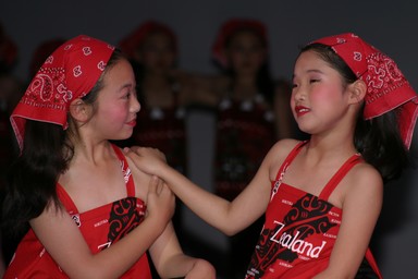 Graeme Reeves; Chinese Girls Dancers; Chinese Dancers in Aotea Centre 2003