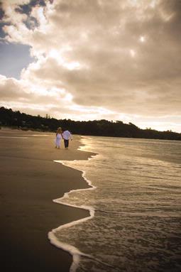 Amanda Schwarz; wedding wander; oneroa beach,waiheke