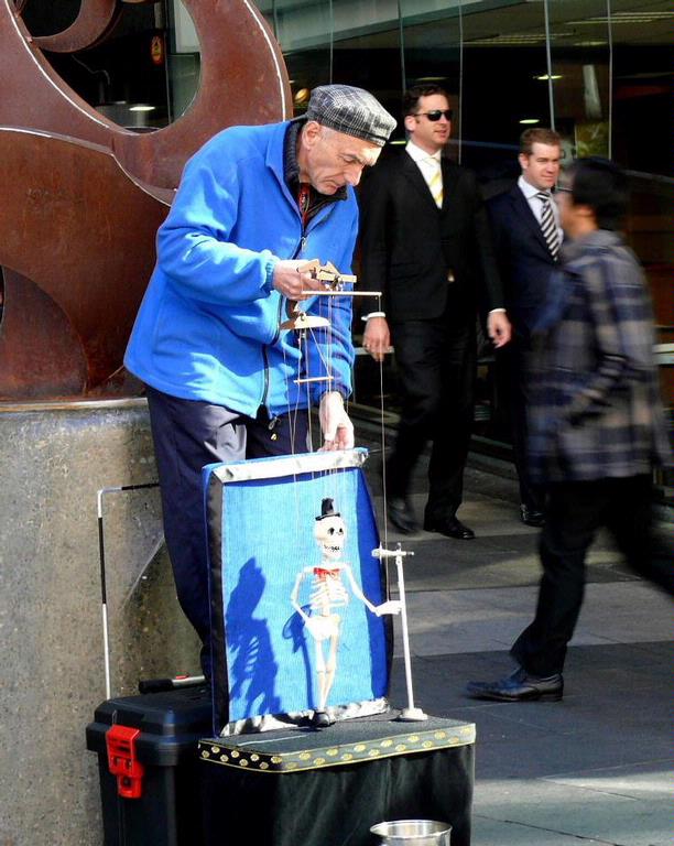 Stuart Weekes; Street Pupeteer; Queen St on a Friday afternoon