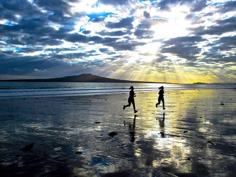 JERRY ZINN.;AIRBORNE RUNNERS.;TAKAPUNA BEACH.