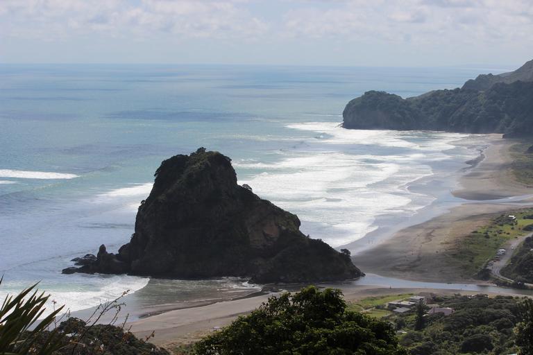 Leigh Burrell;Spot the rip!;the lion at Piha