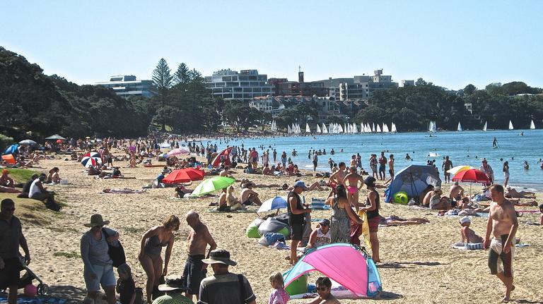 JERRY ZINN.;TAKAPUNA BEACH.;HEIGHT OF THE SEASON.
