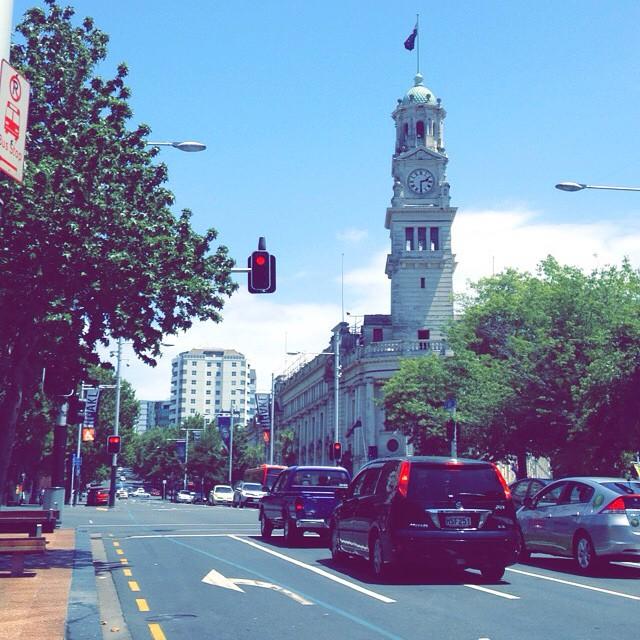 Thekra; City street, Centre