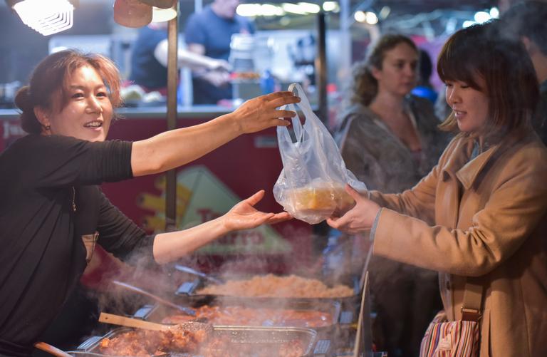 Hongcan Chen;Handing out food
