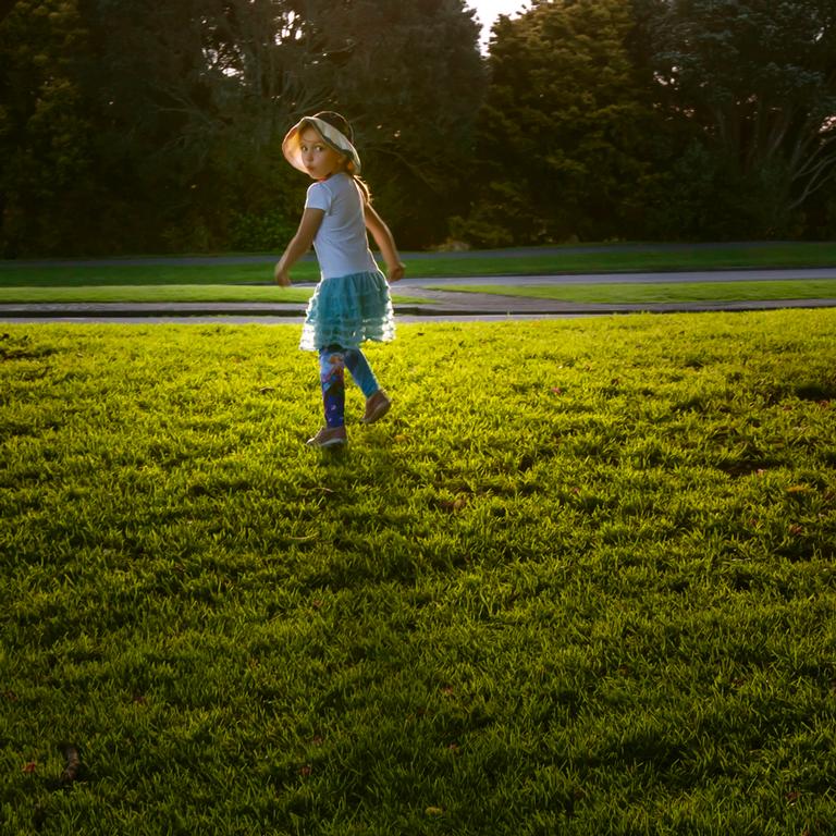 Jiongxin Peng;Glancing Back Prettily;A girl was running in Auckland Zoo