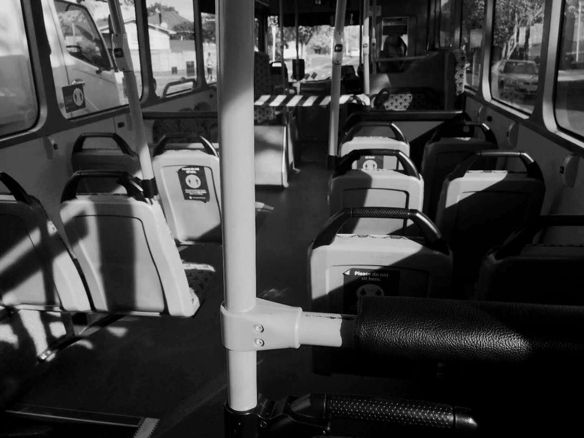 Crystal su; A desolate bus; In order to go out to replenish food, I had to reach a bus, but there was no one.