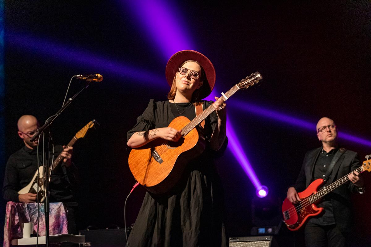 Gerry le Roux; Nadia Reid, Opera House, Wellington;Nadia and her band performing a stunning show in Wellington