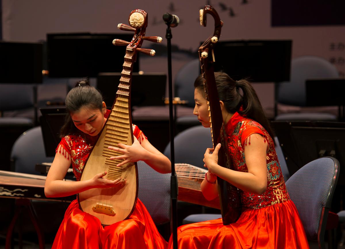 Lixia (Lisa) Wu; Double Pipa; 11/06/2016, 8:30pm, Music Concert in Auckland, perform by the orchestra from China