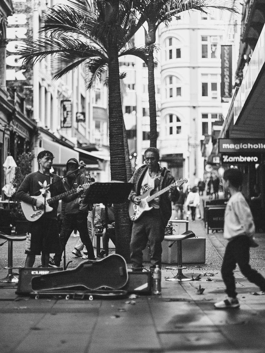 Xiaoyang Qin; Music NZ democracy; A good performer plays during BLM march.