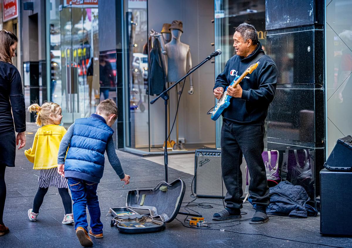 Bin Bai; Street singer