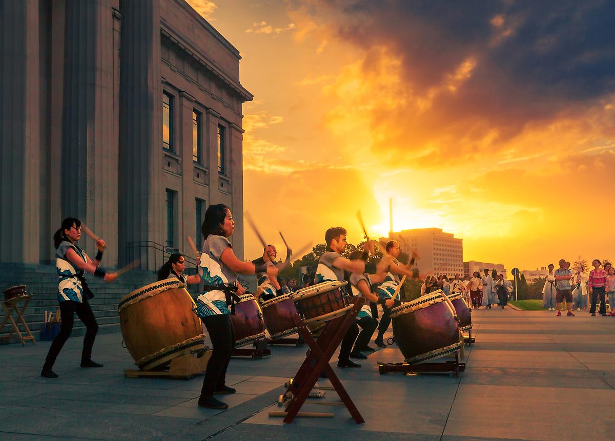 Bin Bai; Thundering drums