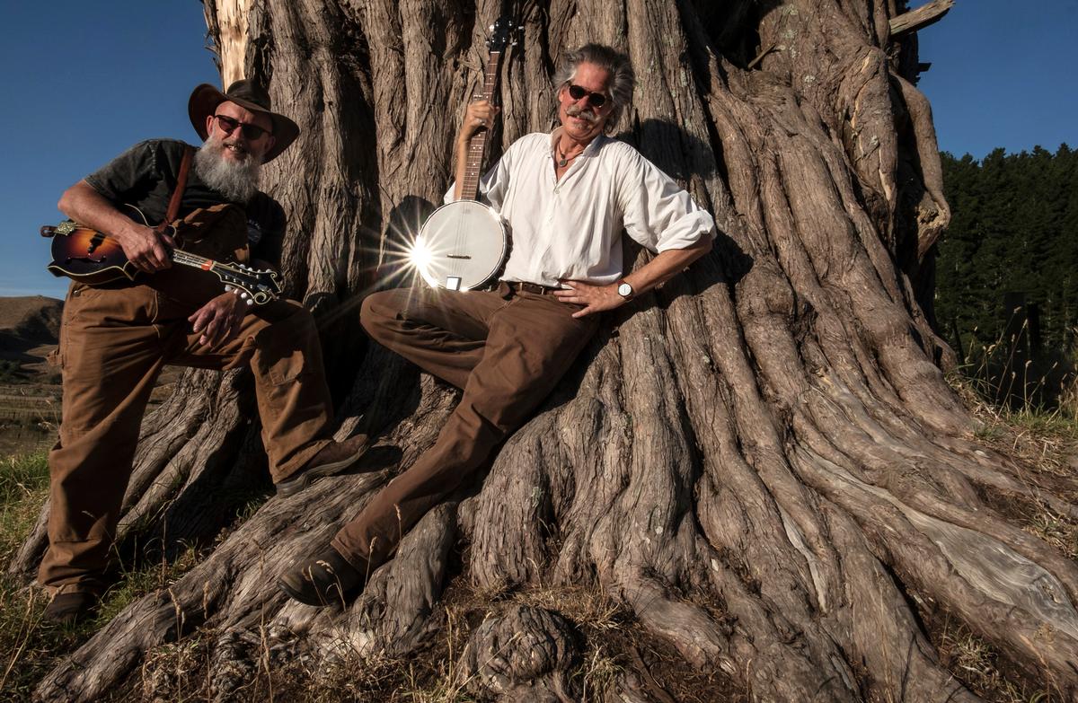 Sönke Dwenger; Dave Maybee (left) and Peter Skandera. Musician in Raglan.