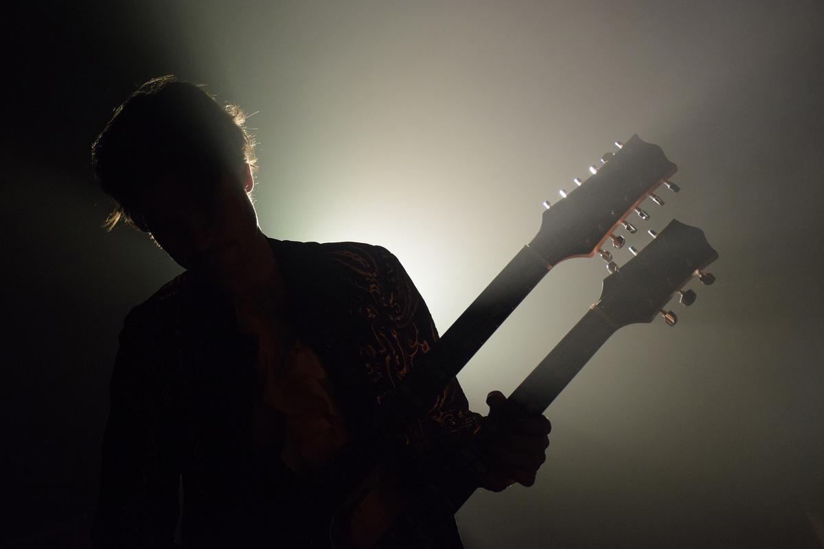 Chris Melville;Twin head reflex;Andy Smith, guitarist of Led Repplica, with his homemade twin neck Gibson