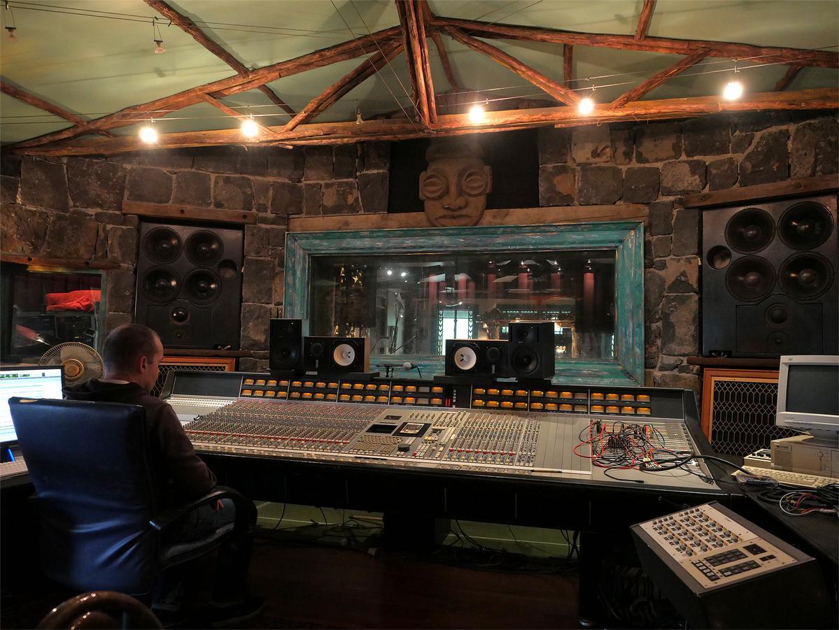 Juelle Hunt • Kenny MacDonald Sound Production Engineer Revolver Studios • Kenny MacDonald was an incredible Sound Engineer at Relover Studios, his contibution to NZ Music immeasurable, I wanted to pay tribute to him as he passed away suddnely last year.