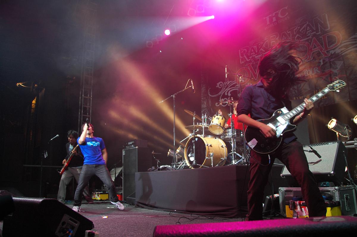 Lisandro Mendoza; Electrifying Move;The guitarists was so engrossed with the lively music he create with his guitar.