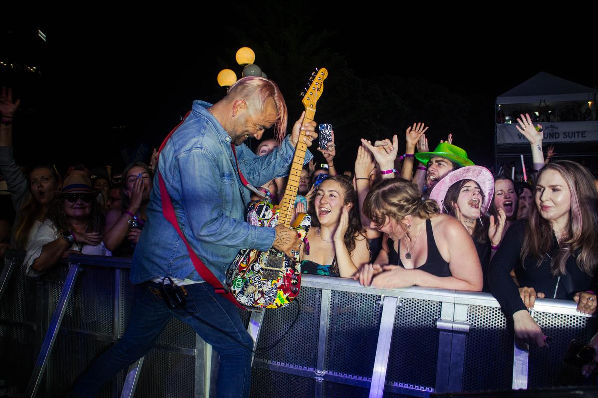 Ryo Nishikawa;Scream;At the end of Gin Wigmore’s set, Joe Walsh hopped off the stage into the pit which made the audience excited even more. The audience at the front was so happy and didn’t stop screaming. At that moment, I knew I captured a special moment for both the artist and the audience.