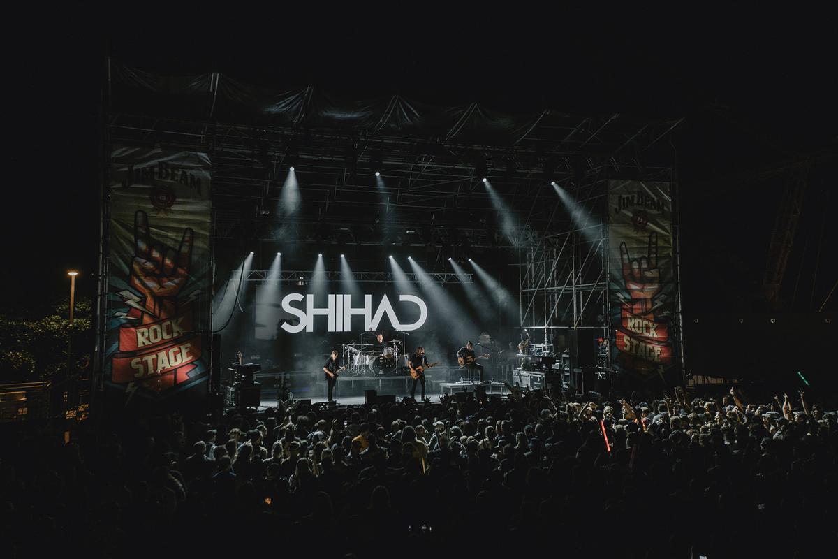 Samantha Davies;Shihad;Shihad performing to a massive audience at Jim Beam Homegrown