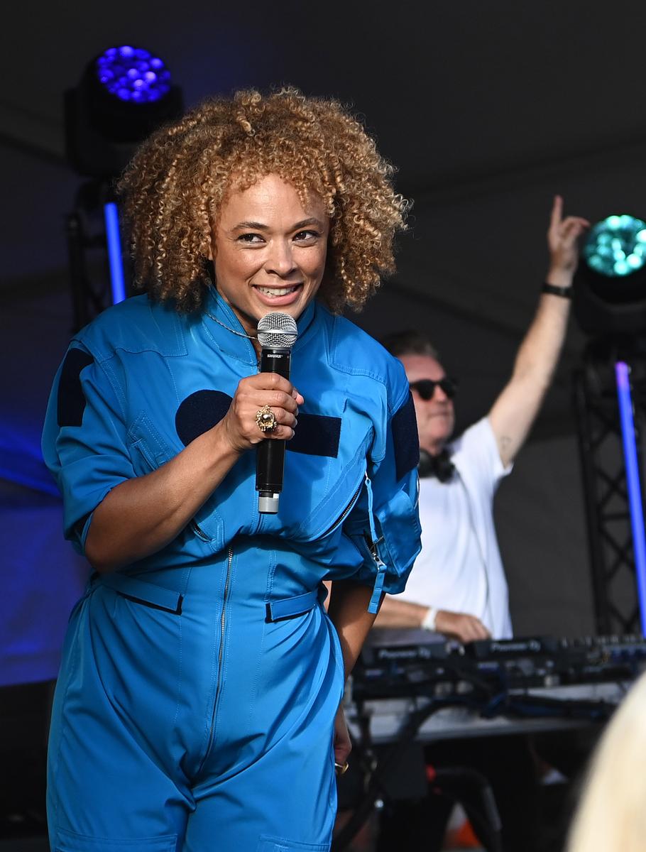 andrew cornaga; Sneaky Sound System;Sneaker Sounds System perform at Sunsetter  Festival. North Harbour Domain, Auckland, New Zealand. Saturday 26 November 2022 © image by  Andrew Cornaga / www.photosport.nz