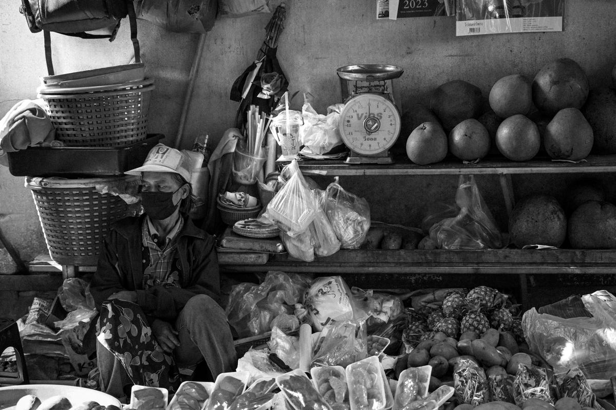 Alison Fan;Mae Klong   Train market;Lively chaos and peace of Mae Klong Train Market