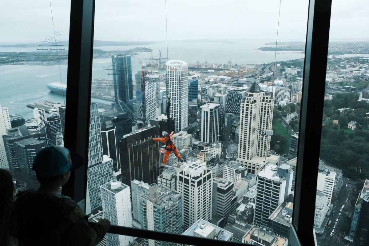 Minxi Sun;Bucket list;An old lady jumped down from sky tower