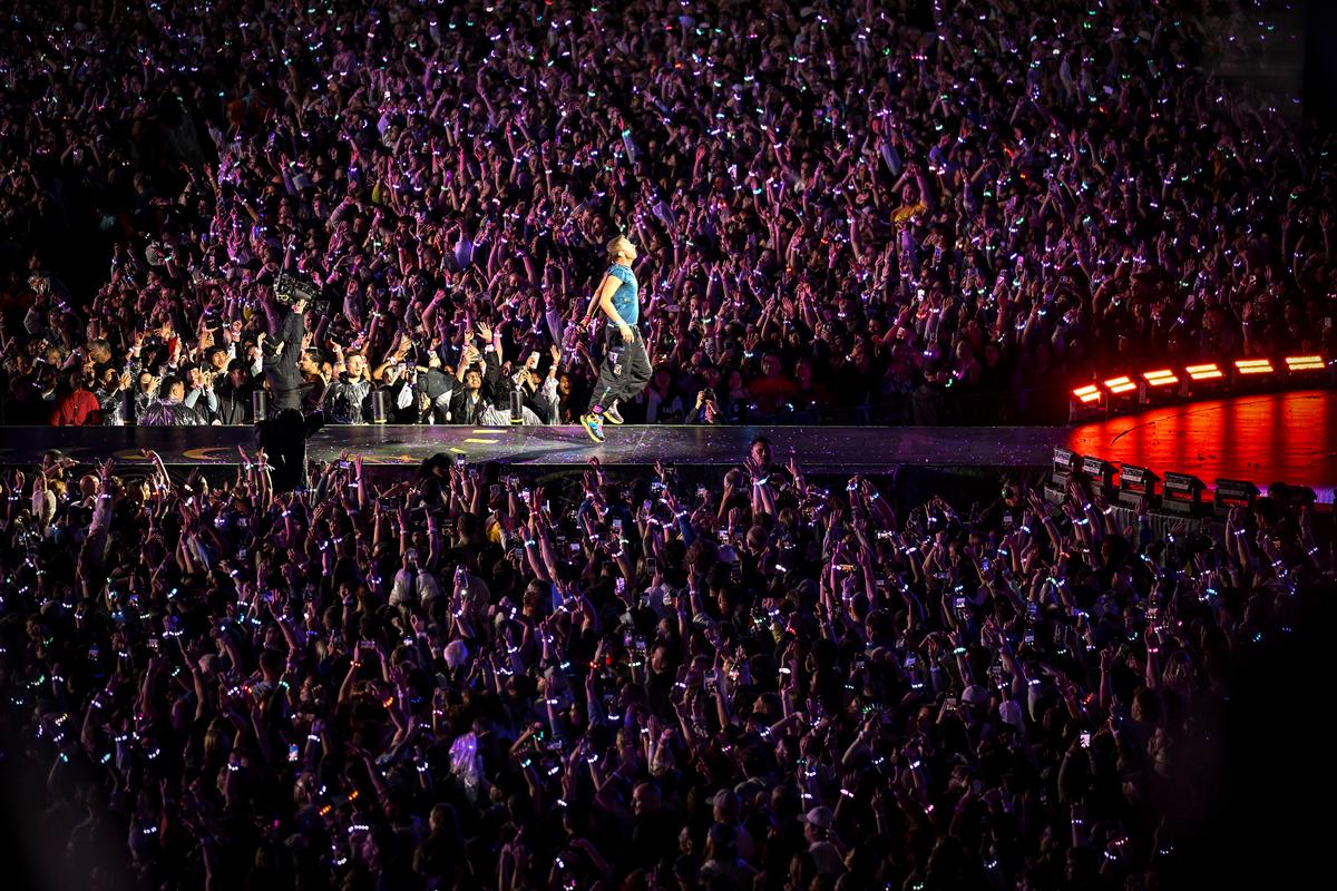 Alan Lee;Chris Martin at Eden Park 2024;Chris Martin of Coldplay performs for fans during the Coldplay   Music of the Spheres World Tour music concert at Eden Park, Auckland, New Zealand on Wednesday 13 November 2024. Photo credit: Alan Lee / www.photosport.nz