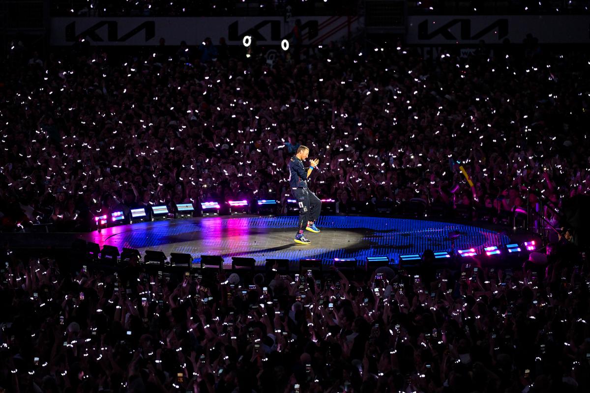 Alan Lee;Chris Martin performs to fans;Chris Martin performs in the Coldplay   Music of the Spheres World Tour music concert at Eden Park, Auckland, New Zealand on Saturday 16 November 2024. Photo credit: Alan Lee / www.photosport.nz