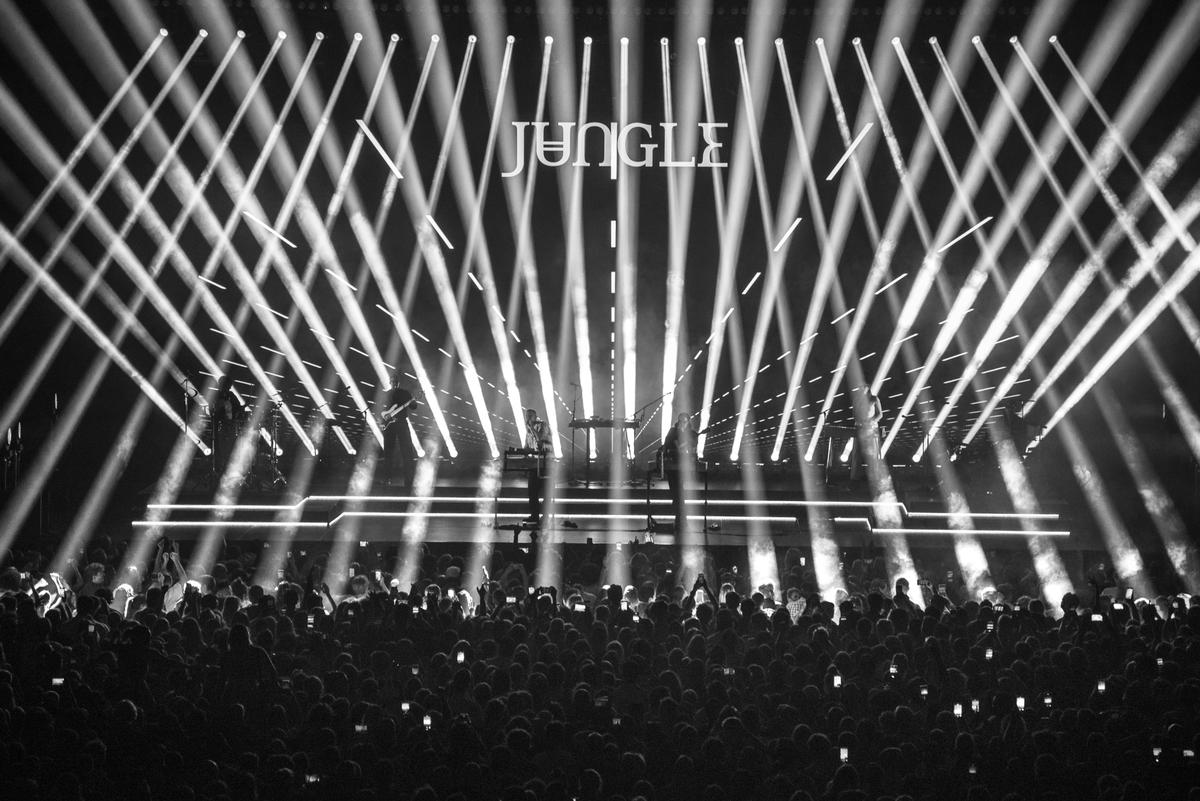 Mili Villamil;Geometric black and white light show;Packed stadium jungle delivers and incredible light show and performance
