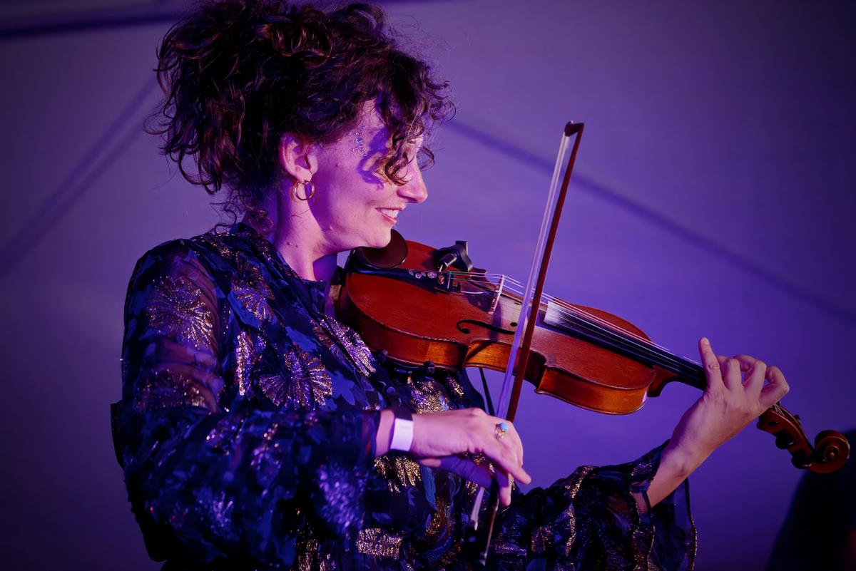 Coen CRAMER;Emily Roughton, Rough town at auckland folk;Emily Roughton playing with Rough Town, At Auckland folk