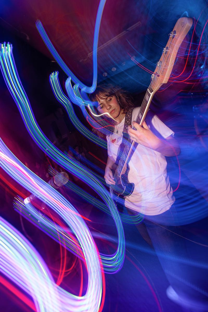 Lee; Wave Guitar; Neve Hudson at SONUM Live. Long exposure + flash