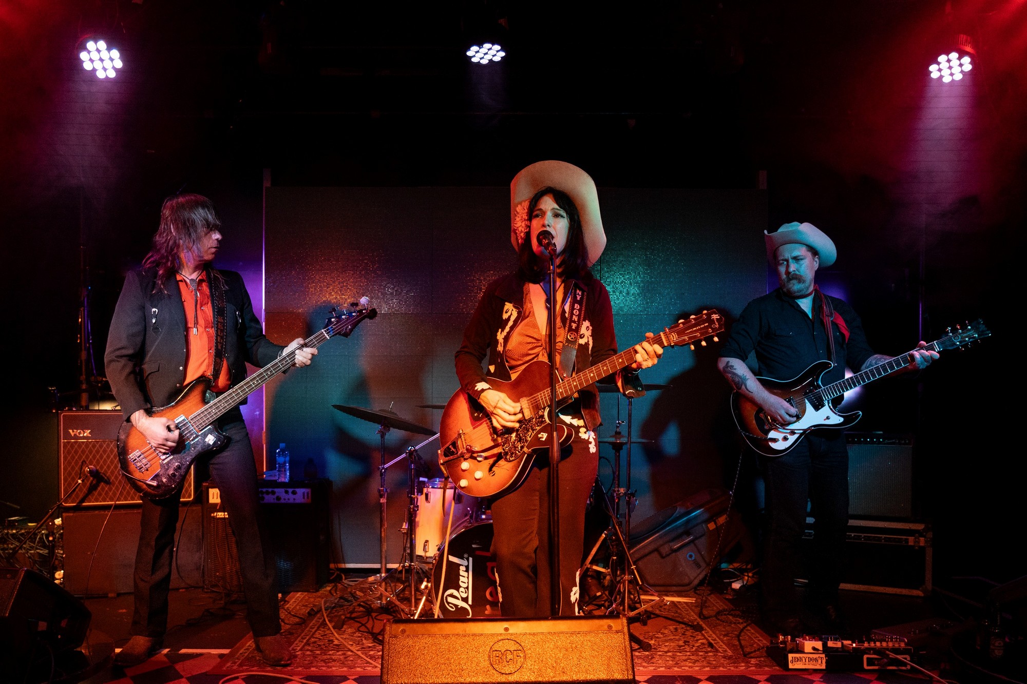Jenny Dont and the Spurs at Monkey House Whitianga by Karen Moffatt McLeod