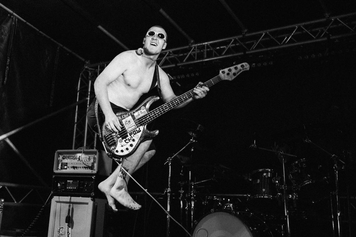Keegan Gingrich; Taking Flight; Otis Murphy takes to the skies mid song in Nelson