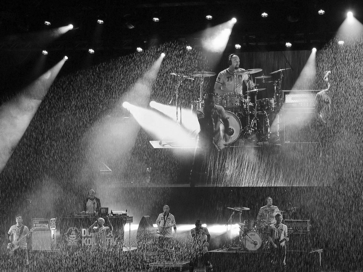 Hans Hockey;Singing in the rain;WOMAD main stage