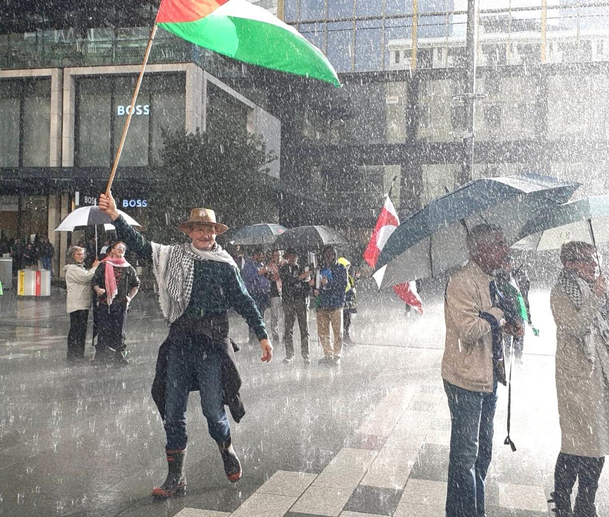 Audrey van Ryn;AvanRyn, Protest even in the rain 1