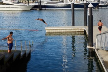 Sean Yi;Diving on Edge of Winter